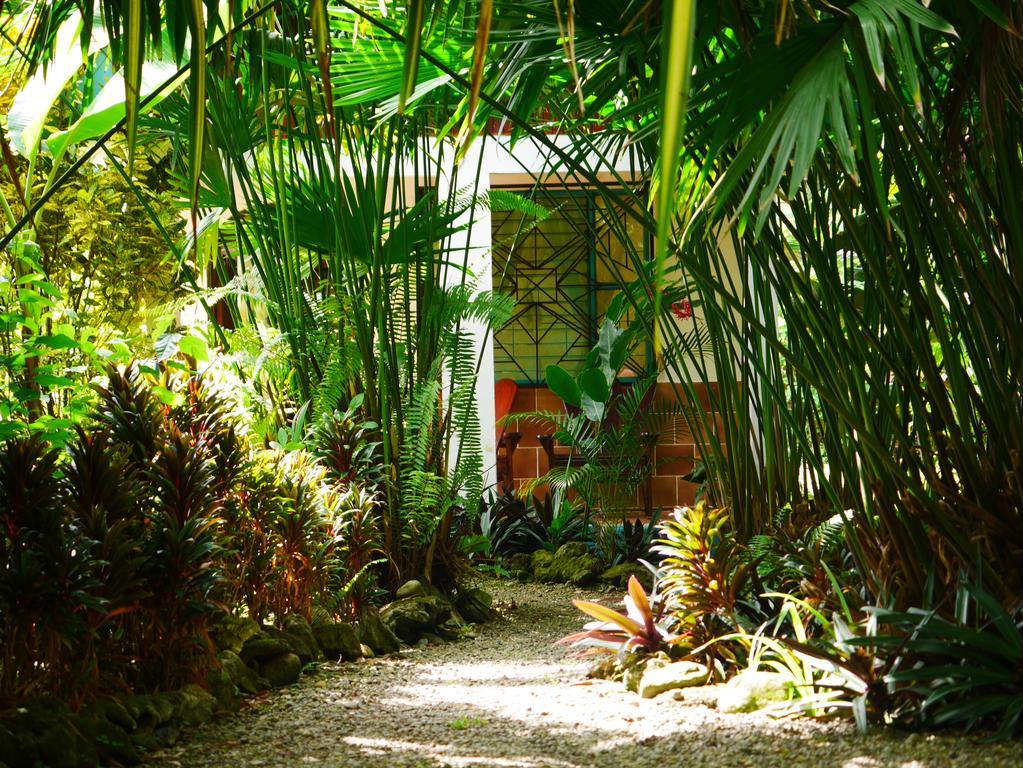 Cabinas Tito Cahuita Exterior photo